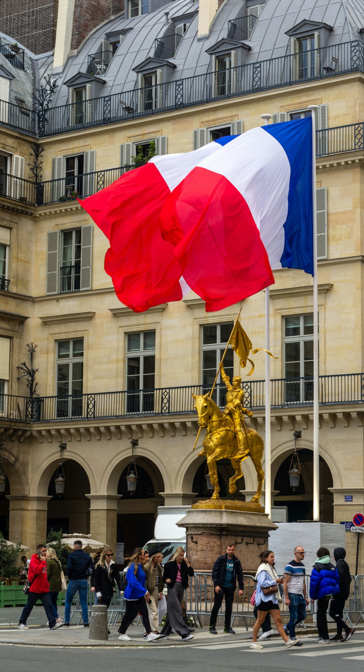 La Francia calza l’elmetto